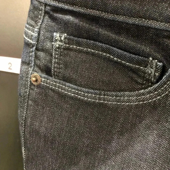 LOFT Curvy Skinny Sits low on waist, 5 pocket, belt loop jeans, black - Picture 4 of 9